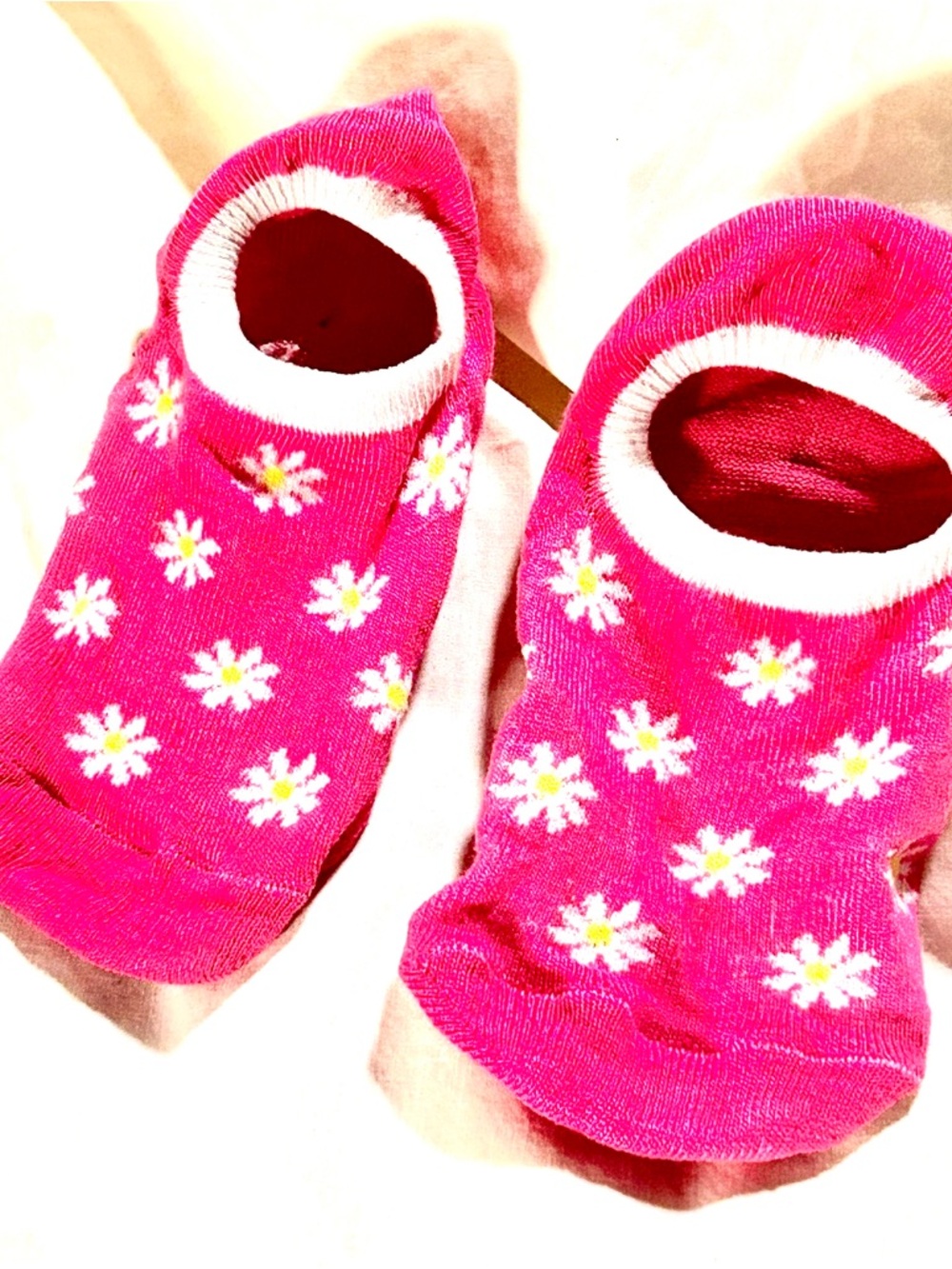 Pretty in Pink Daisy No-Show Socks